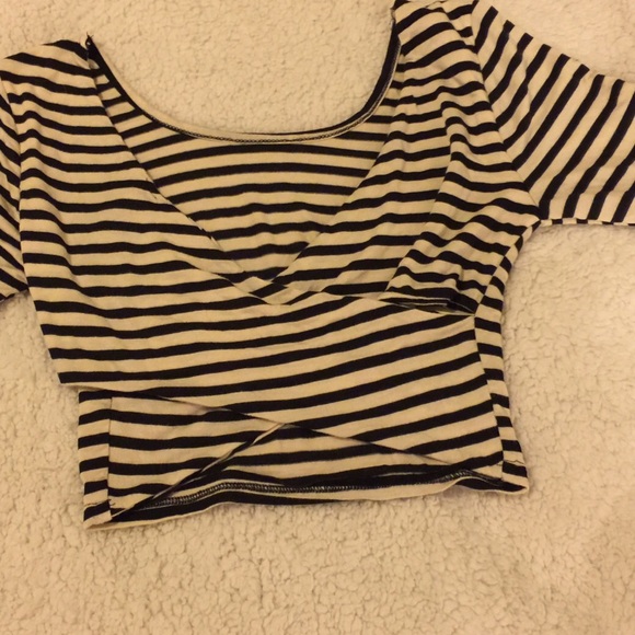 3/4th Sleeve Stripe Criss Cross Back Crop Top - Picture 3 of 4
